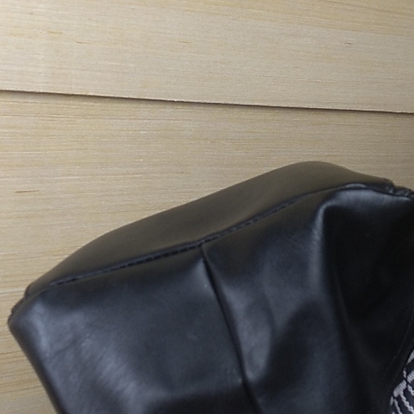 Tommy Hilfiger Purse in Black & White Never Been Used. Super Clean - Picture 9 of 12